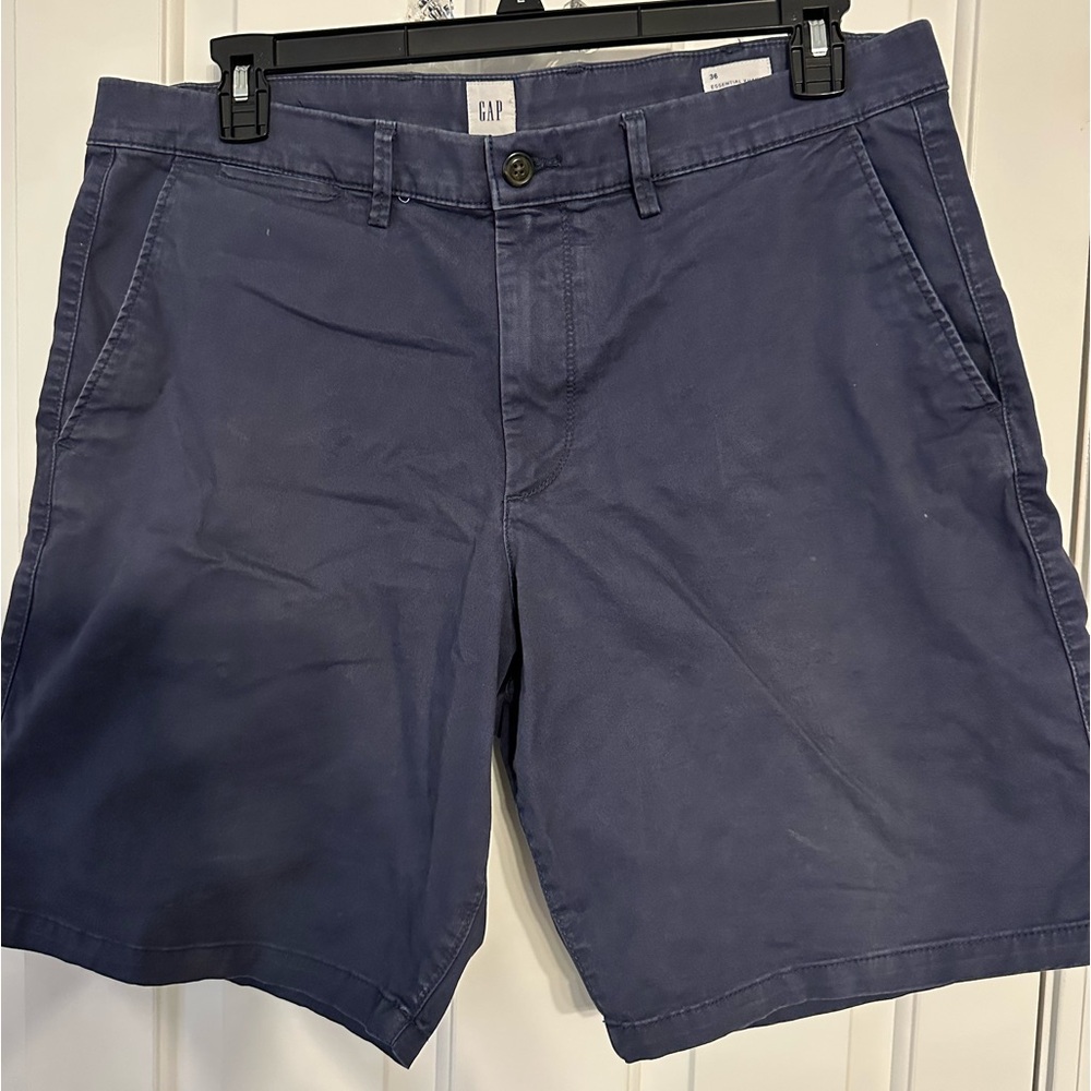 Gap essential khaki 10” shorts